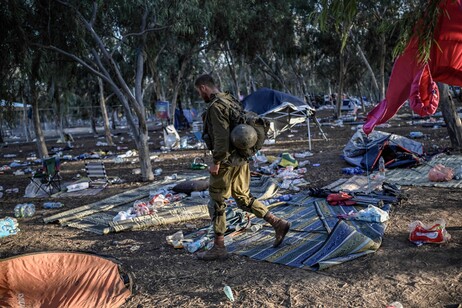 Guerra in Medioriente, soldati israeliani perlustrano il sito del rave nel deserto
