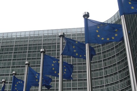 Bandiere europee davanti alla sede della Commissione Ue a Bruxelles (fonte: Sébastien Bertrand, da Wikiepdia)