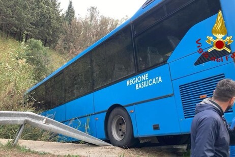 Nel Materano bus con studenti finisce fuori strada, feriti