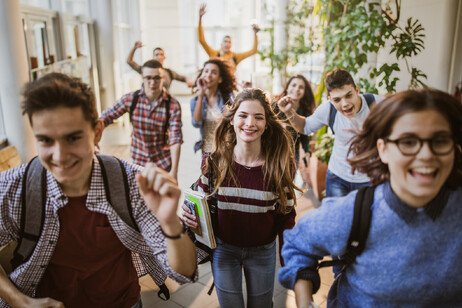 Un gruppo di adolescenti studenti all'uscita di scuola foto iStock.