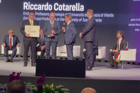Vino, a Riccardo Cotarella il premio 'Vinitaly international Italia'