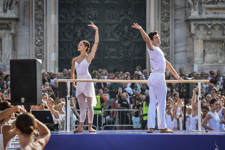 Bolle fa lezione in piazza Duomo, 'danza è maestra di vita'