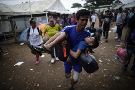 Migranti al confine tra la Costa Rica e Panama in un centro di accoglienza