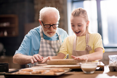 Nonno e nipote cucinano insieme foto iStock.