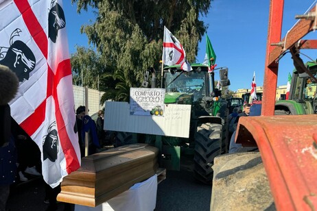 La protesta dei trattori in porto a Cagliari