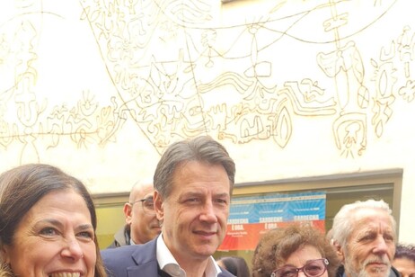 Giuseppe Conte a Nuoro con la candidata governatrice Alessandra Todde