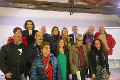 Lucia Chessa con i candidati di Sardigna R-esiste
