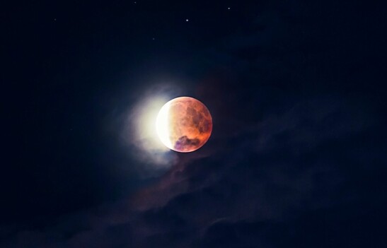 Il 28 ottobre sarà protagonista l’eclissi parziale di Luna (fonte: Benjamin Voros, da Unsplash)
