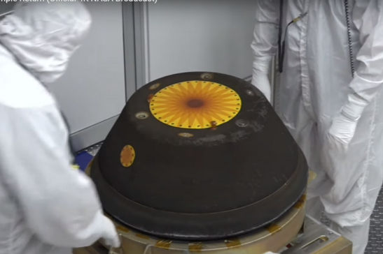 La capsula con i campioni dell'asteroide Bennu nella camera pulita del Johnson Space Center della Nasa (fonte: NASA TV)