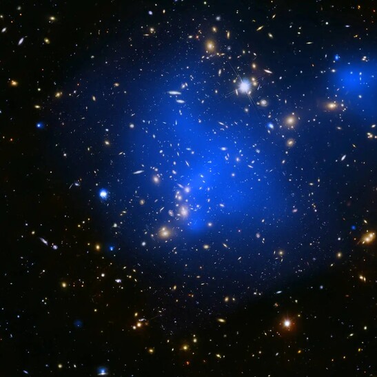 L’ammasso di galassie Abel 2744 usato come lente gravitazionale (fonte: NASA/CXC,  NASA/STScI)