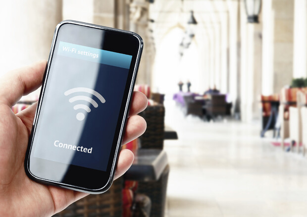 È sicuro utilizzare le reti aperte Wi-Fi in vacanza? (ANSA)