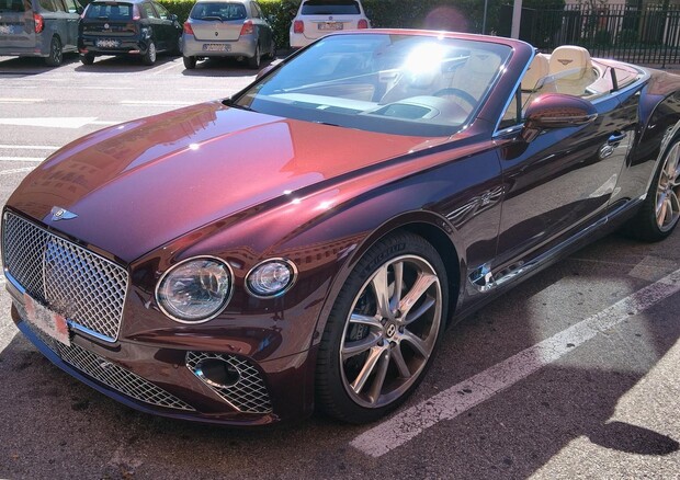 Irregolare in Italia, sequestrata Bentley da 250mila euro (ANSA)