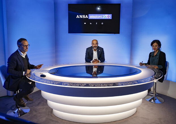 Da sinistra Il direttore dell'ANSA, Luigi Contu, il leader di Italexit, Gianluigi Paragone e la giornalista Paola Lo Mele © ANSA