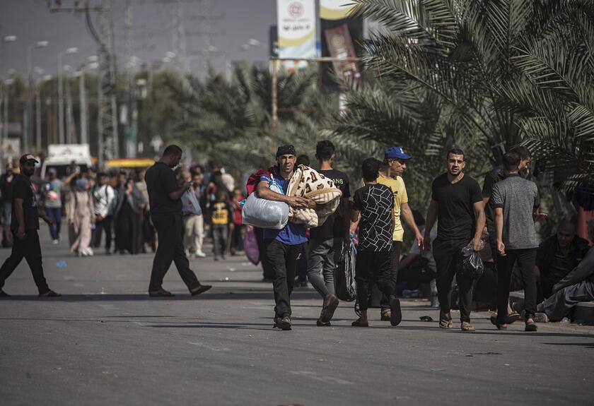 Palestinians evacuating to the southern Gaza Strip © ANSA/EPA