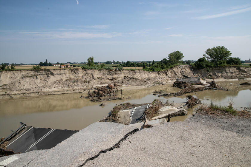 Un mese fa l 'alluvione in Emilia-Romagna, il ponte della Motta crollato SPECIALE - RIPRODUZIONE RISERVATA