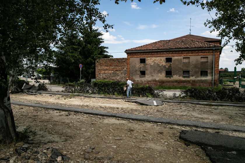 Un mese fa l 'alluvione in Emilia-Romagna, strade dissestate SPECIALE - RIPRODUZIONE RISERVATA