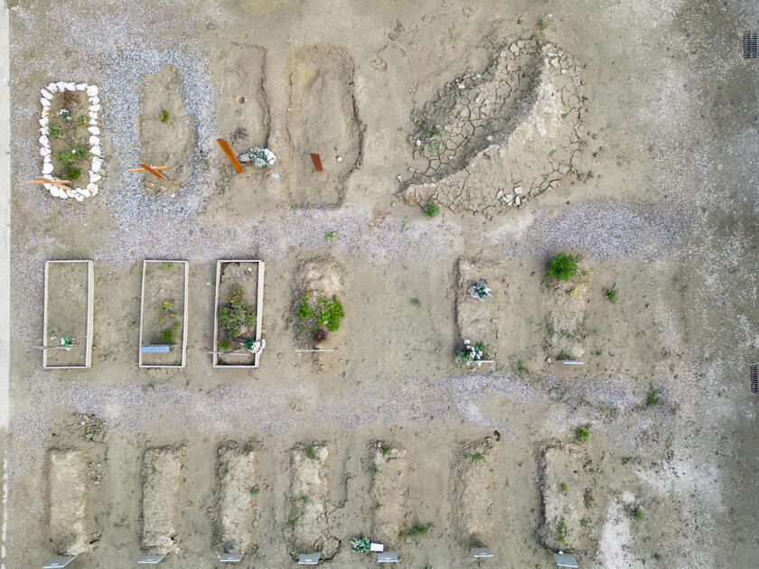 Un mese fa l 'alluvione in Emilia-Romagna, le tombe ricoperte dal fango SPECIALE - RIPRODUZIONE RISERVATA