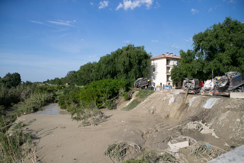Un mese fa l 'alluvione in Emilia-Romagna, Faenza ancora combatte contro il fango SPECIALE - RIPRODUZIONE RISERVATA