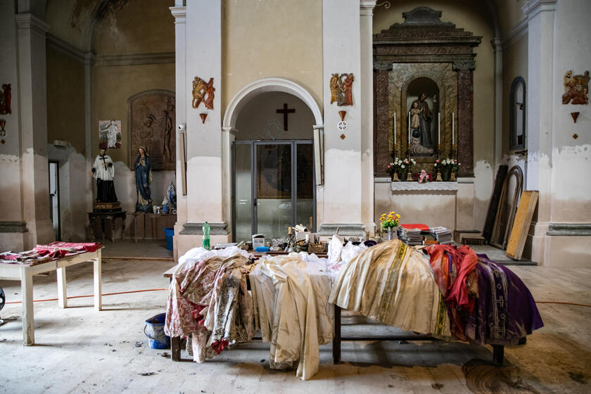 Un mese fa l 'alluvione in Emilia-Romagna, ancora fango in chiesa SPECIALE - RIPRODUZIONE RISERVATA