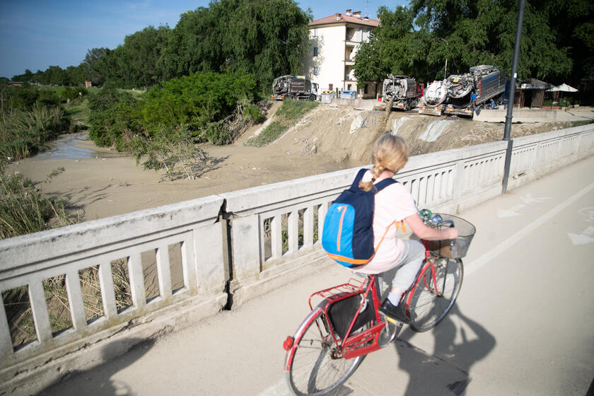Un mese fa l 'alluvione in Emilia-Romagna, Faenza ancora combatte contro il fango SPECIALE - RIPRODUZIONE RISERVATA