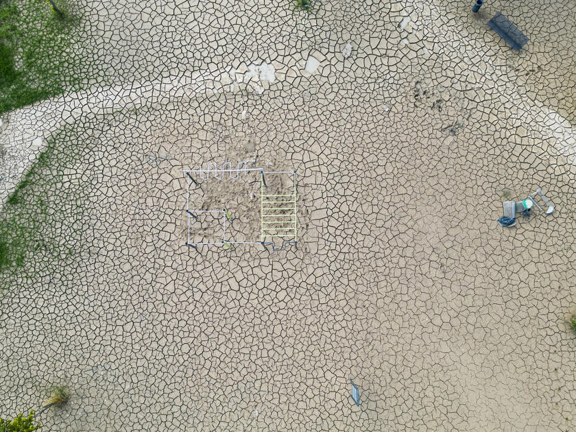 Un parco giochi totalmente ricoperto dal fango lasciato dall 'alluvione di un mese fa, Sant 'Agata sul Santerno (Ravenna) - RIPRODUZIONE RISERVATA