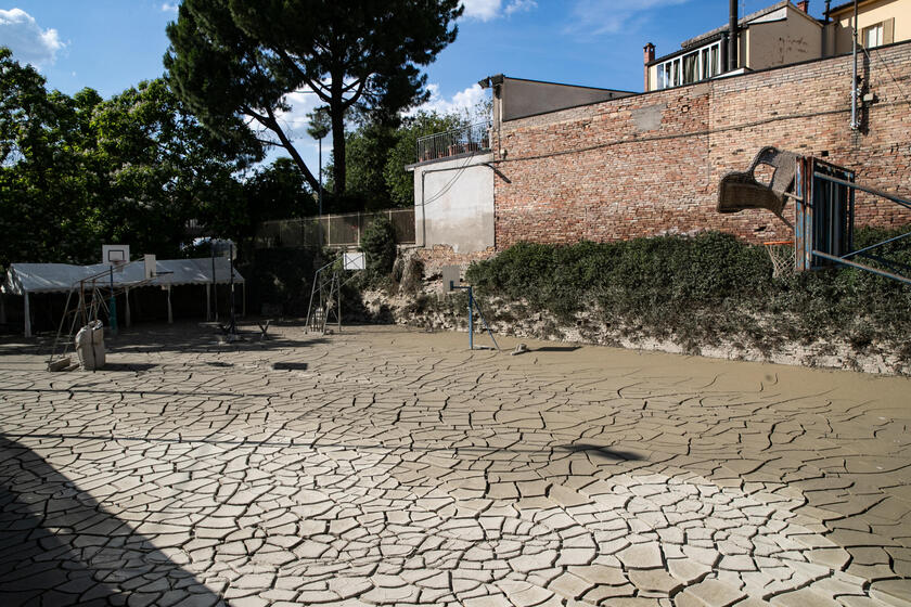 Un 'area per i giochi dei bambini ricoperta del fango dell 'alluvione di un mese fa, Faenza (Ravenna) - RIPRODUZIONE RISERVATA