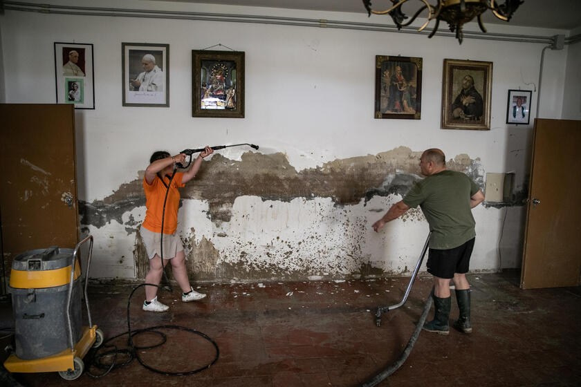 Un mese fa l 'alluvione in Emilia-Romagna, ancora fango in chiesa SPECIALE - RIPRODUZIONE RISERVATA