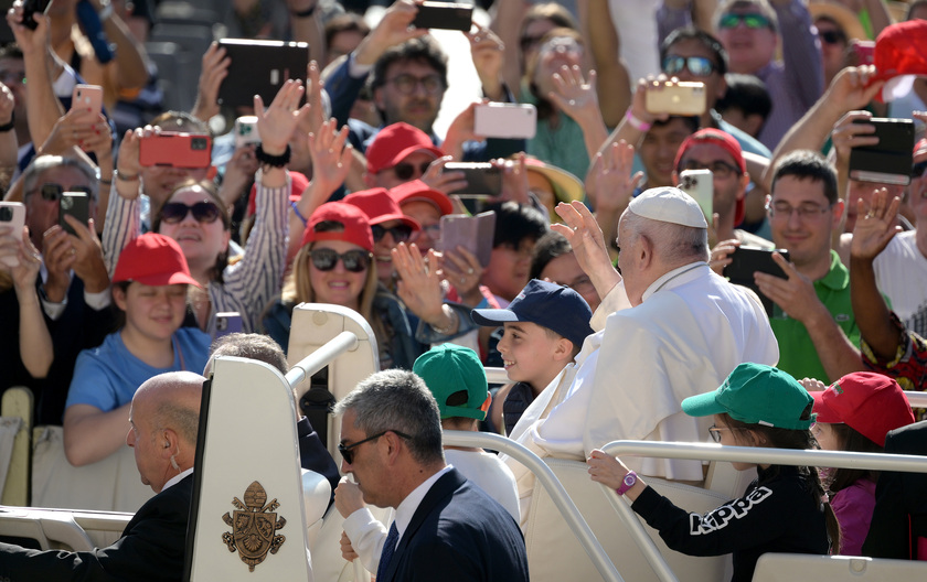 Il Papa in piazza per l 'udienza generale, 5 bambini sulla  'jeep ' - RIPRODUZIONE RISERVATA