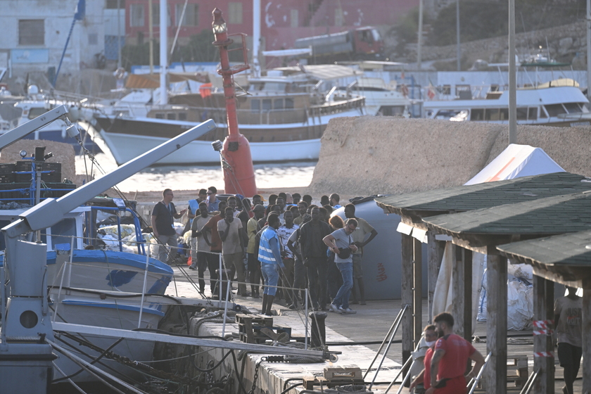 Migranti: ancora sbarchi a Lampedusa, oltre mille in hotspot - RIPRODUZIONE RISERVATA