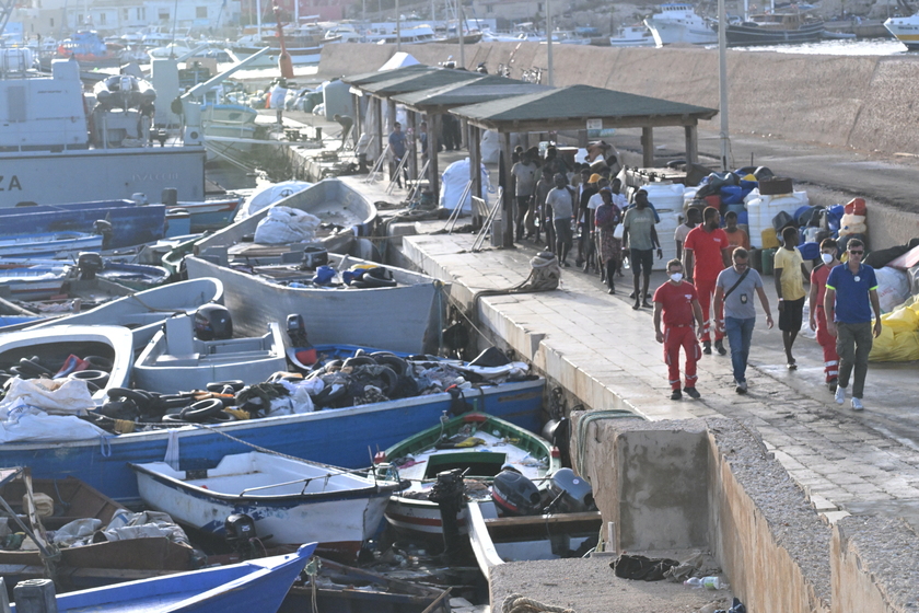 Migranti: ancora sbarchi a Lampedusa, oltre mille in hotspot - RIPRODUZIONE RISERVATA