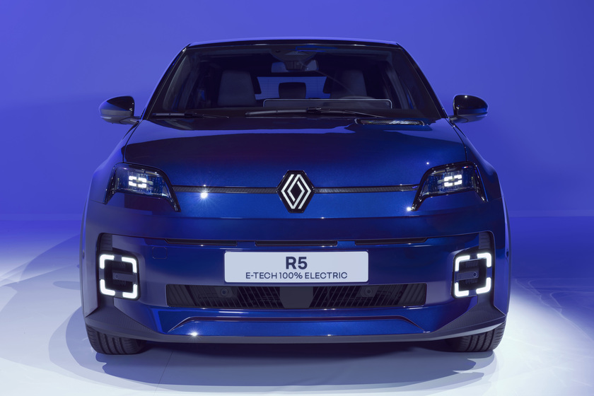 Renault 5 E-Tech Electric connessa con il guidatore - RIPRODUZIONE RISERVATA