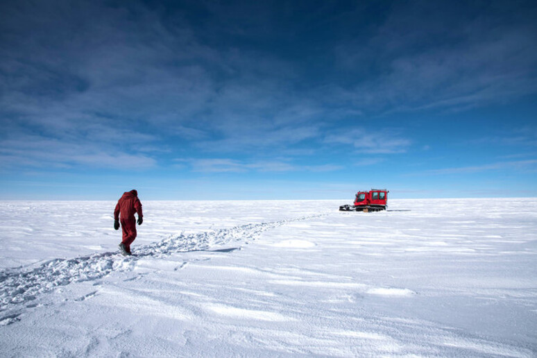 Un ricercatore in Antartide (fonte: ESA/IPEV/PNRA–B. Healey) - RIPRODUZIONE RISERVATA
