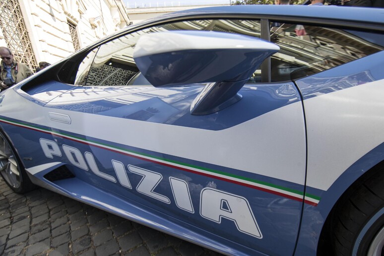 Lamborghini polizia - RIPRODUZIONE RISERVATA