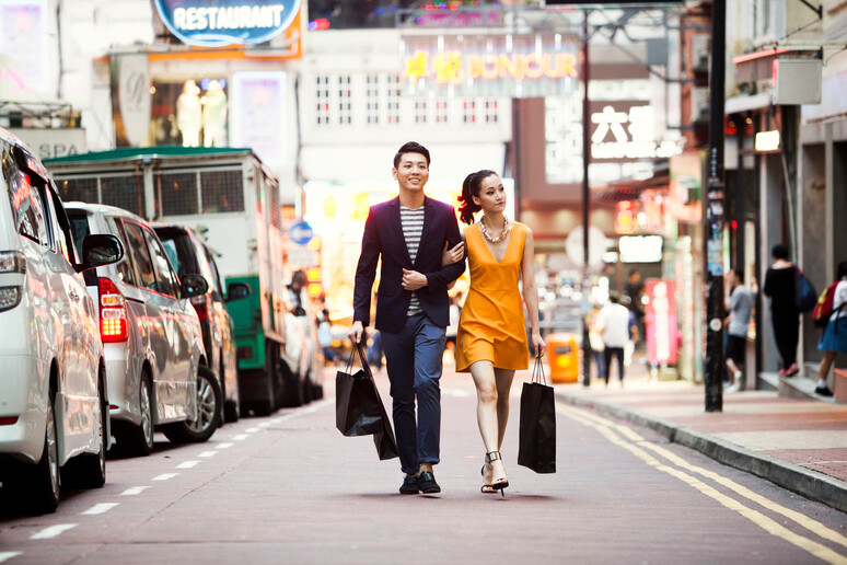 Una coppia di giovani cinesi fa shopping foto iStock. - RIPRODUZIONE RISERVATA