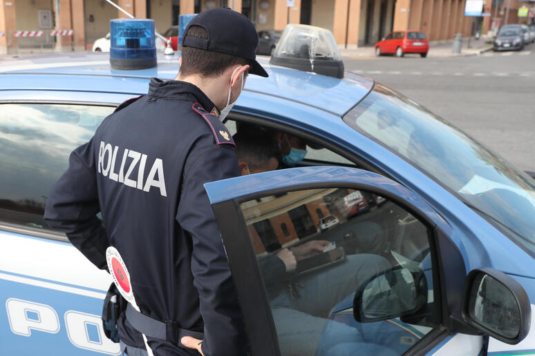 Polizia a Ostia (foto archivio) - RIPRODUZIONE RISERVATA