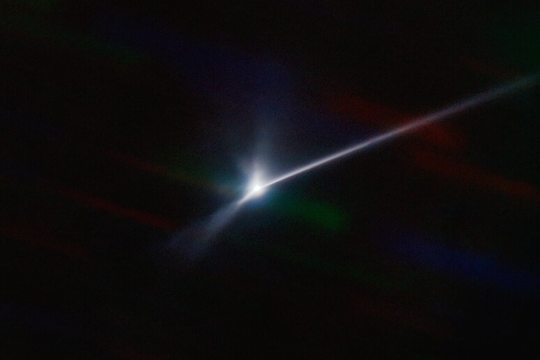 L’immagine, scattata da ricercatori al NoirLab utilizzando il telescopio Soar, immortala il vasto pennacchio di polvere e detriti rilasciato dalla superficie dell’asteroide spinto (Fonte: NSF’s NOIRLab) - RIPRODUZIONE RISERVATA