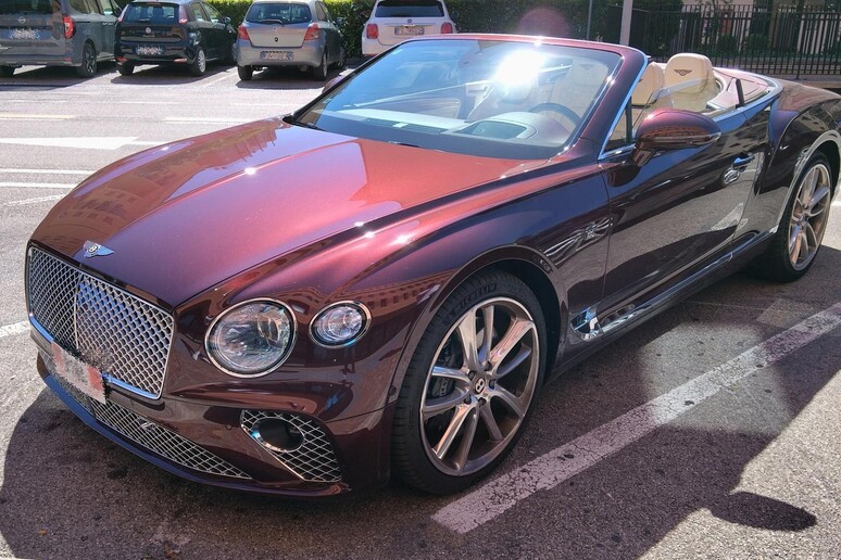 Irregolare in Italia, sequestrata Bentley da 250mila euro © ANSA/GdF