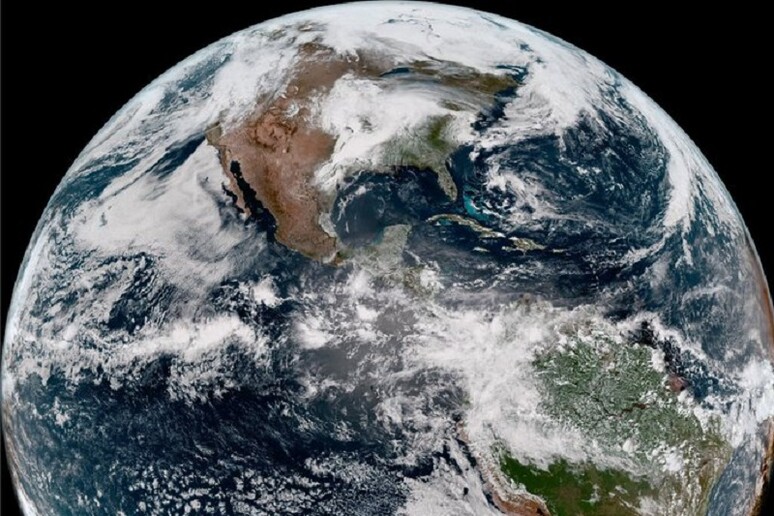 La prima immagine della Terra ottenuta dal satellite Goes-18, che aiuterà a studiare tempeste, incendi ed effetti dei cambiamenti climatici (fonte: NASA, NOAA) - RIPRODUZIONE RISERVATA