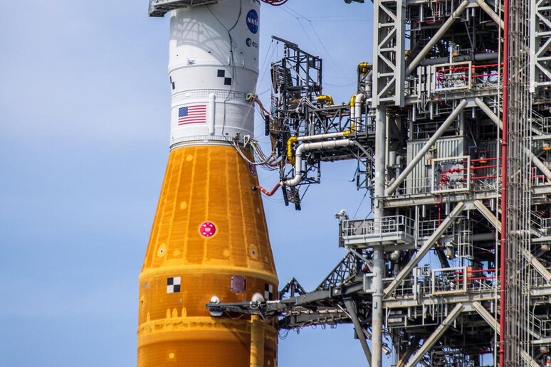 La parte superiore del lanciatore Sls con la capsula Orion, sulla rampa 39B del Kennedy Space Center (fonte: NASA/Ben Smegelsky) - RIPRODUZIONE RISERVATA