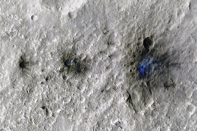 I crateri formati da un impatto il 5 settembre 2021 (fonte: NASA/JPL-Caltech/University of Arizona) - RIPRODUZIONE RISERVATA