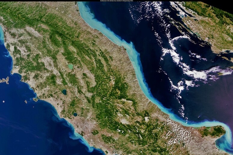 I detriti riversati nel mare Adriatico dopo l’ondata di maltempo nel centro Italia (fonte: Ue-Copernicus Sentinel-3) - RIPRODUZIONE RISERVATA
