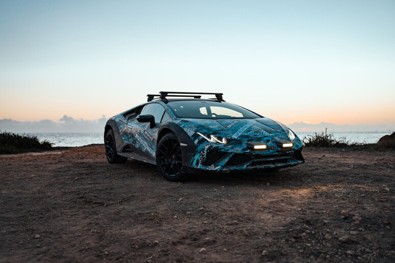 Lamborghini svela nuove immagini della Huracán a ruote alte - RIPRODUZIONE RISERVATA