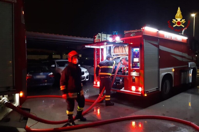 Incendio in officina di una concessionaria auto a Civitanova, vigili del fuoco notte intervento mezzo - RIPRODUZIONE RISERVATA