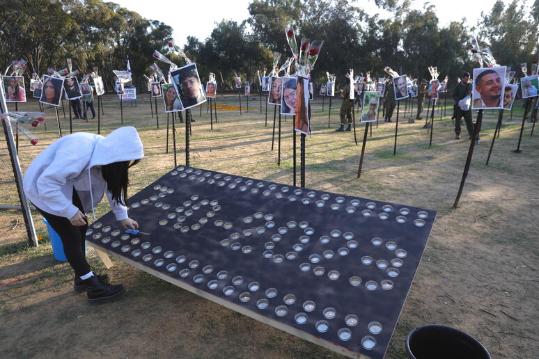 Un memoriale per le vittime dell 'attacco di Hamas, lo scorso 7 ottobre © ANSA/EPA