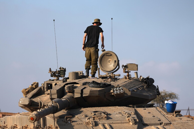 Un soldato israeliano al confine con Gaza © ANSA/EPA