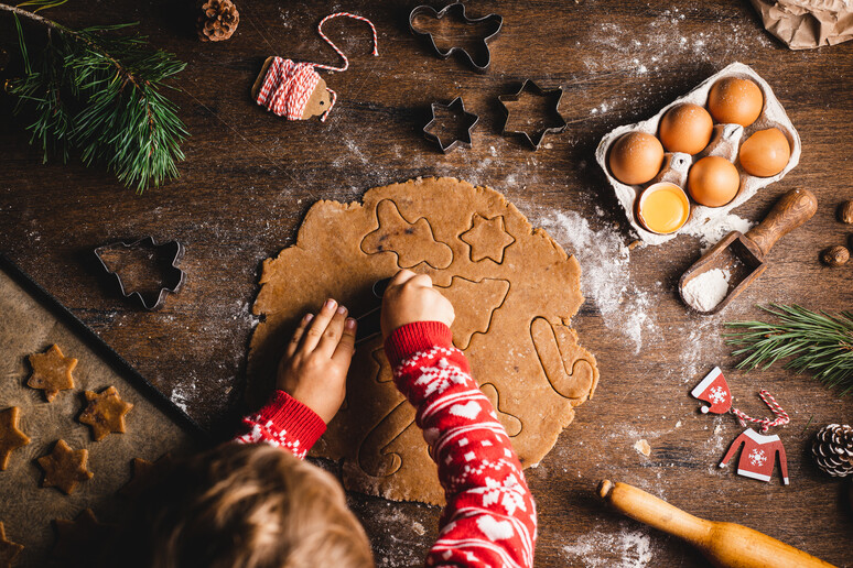 Un bambino prepara i biscotti di Natale foto iStock. -     RIPRODUZIONE RISERVATA