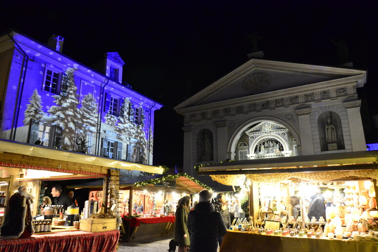 La magia del Marché Vert Noël il mercatino di Natale di Aosta - RIPRODUZIONE RISERVATA