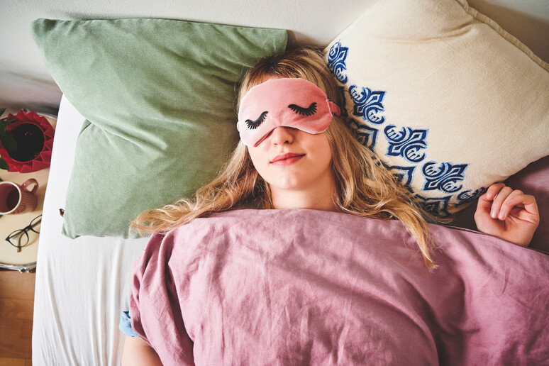 Riparare gli occhi con la maschera, uno dei rimedi per addormentarsi. foto iStock. - RIPRODUZIONE RISERVATA