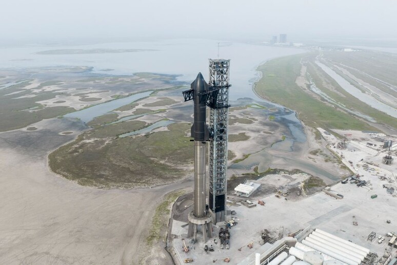 I tecnici della SpaceX hanno assemblato il razzo sulla sua postazione di lancio presso la Starbase, la struttura della compagnia localizzata nel Sud del Texas (fonte: SpaceX via Twitter) - RIPRODUZIONE RISERVATA