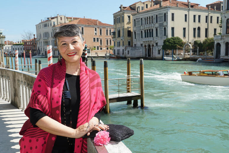 Gaia Segattini, fondatrice di Gaia Segattini KNOTWEAR, azienda premiata, posa in una pausa della cerimonia di premiazione Impresa Ambiente - RIPRODUZIONE RISERVATA